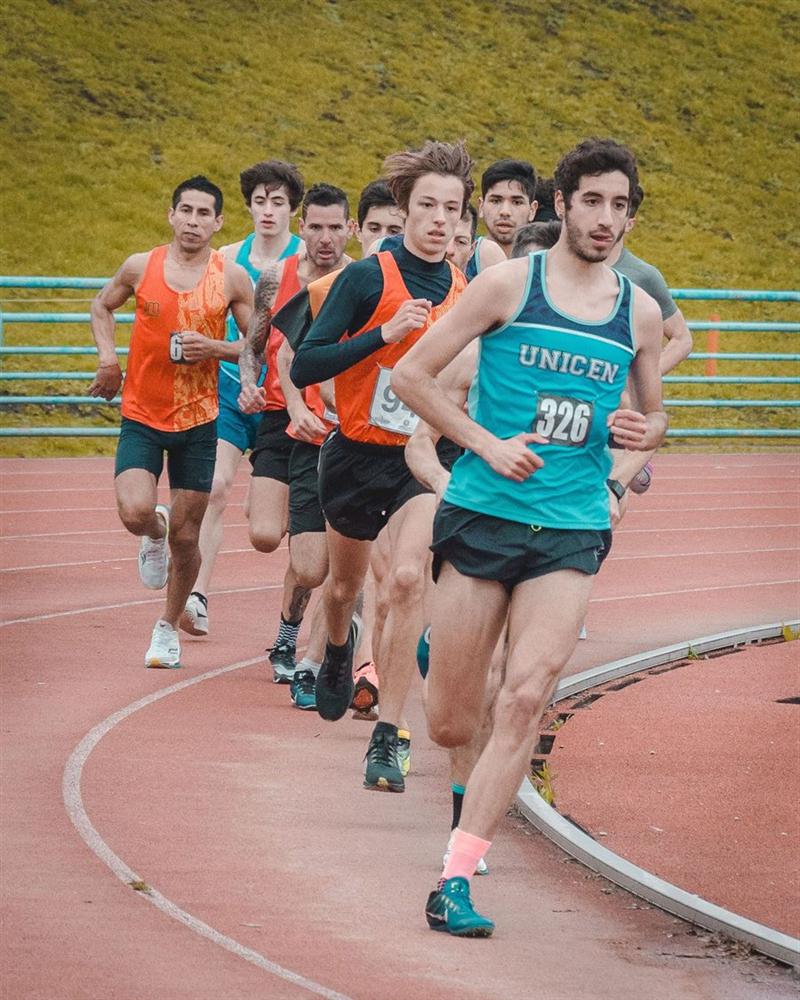 Corredores en pista de atletismo