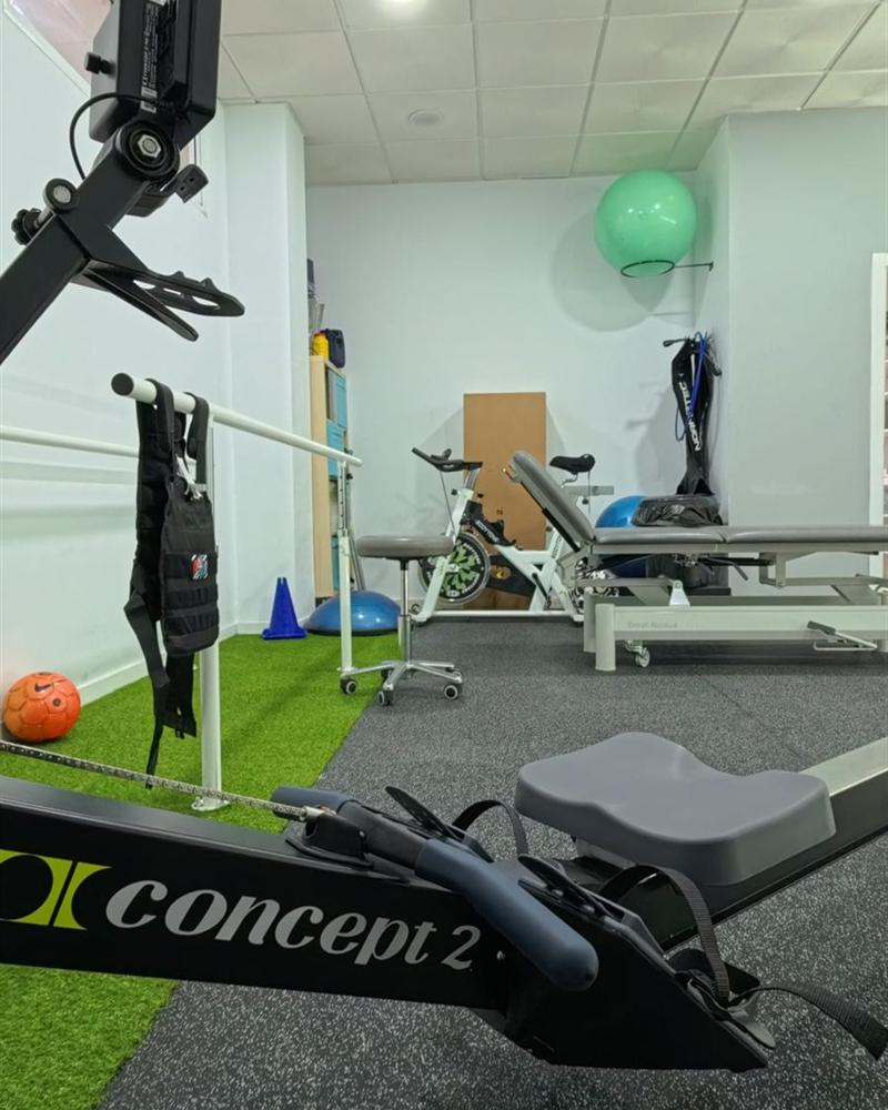 Sala de rehabilitación con paralelas y material de equilibrio para la reeducación de la marcha